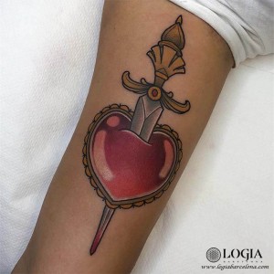 tatuaje-brazo-corazon-puñal-logia-barcelona-ester-sans 